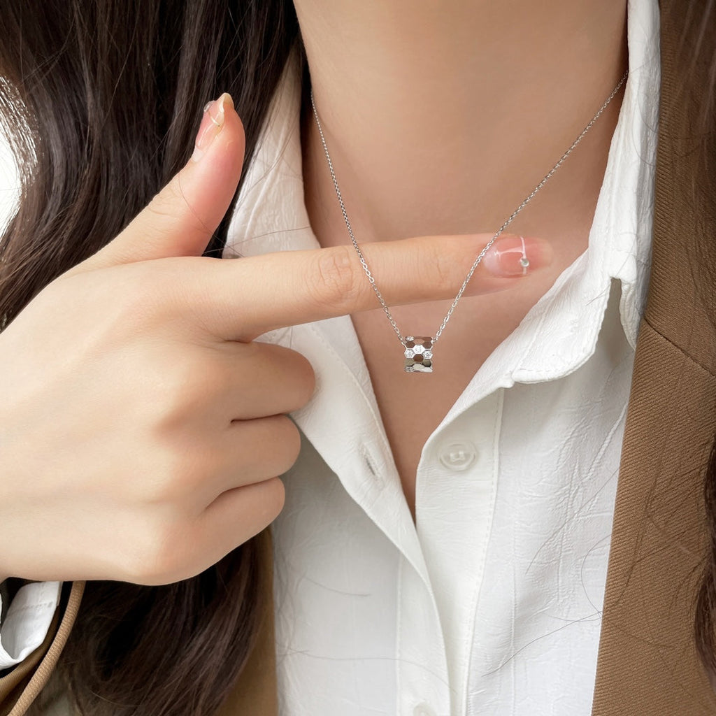 CHAUMET BEE MINI PEDANT DIAMOND NECKLACE